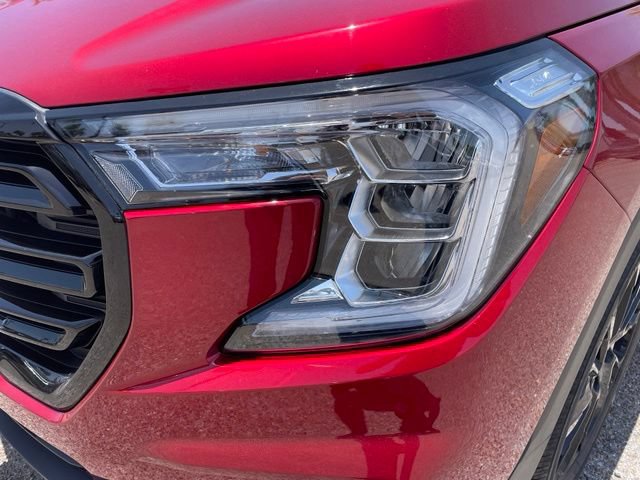 Used 2024 GMC Terrain SLE w/ Driver Convenience Package FWD image 4