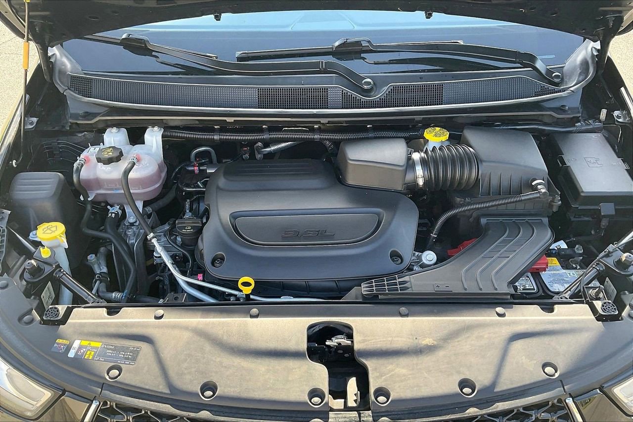 Used 2025 Chrysler Pacifica Select image 38