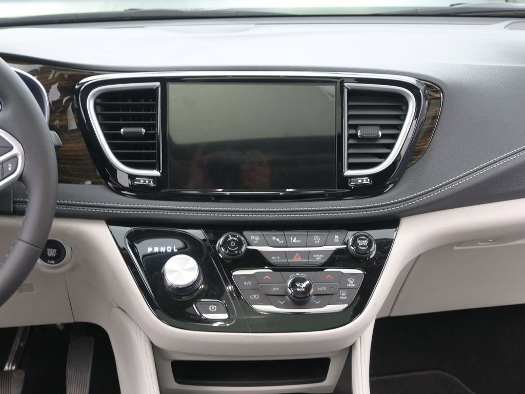 Used 2023 Chrysler Pacifica Limited AWD/4WD image 25