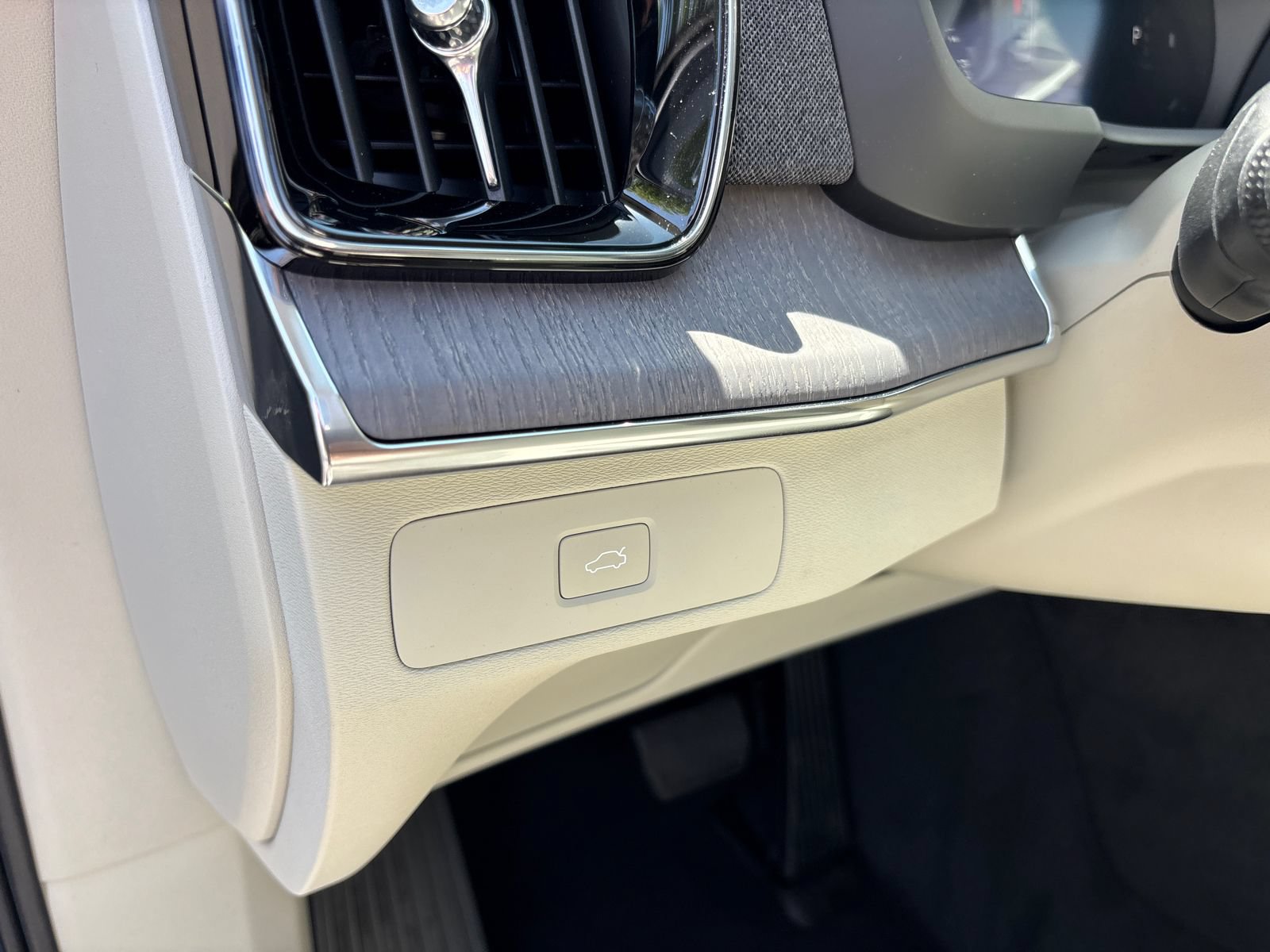 New 2026 Volvo XC90 B6 Ultra w/ Protection Package Premier AWD/4WD image 14