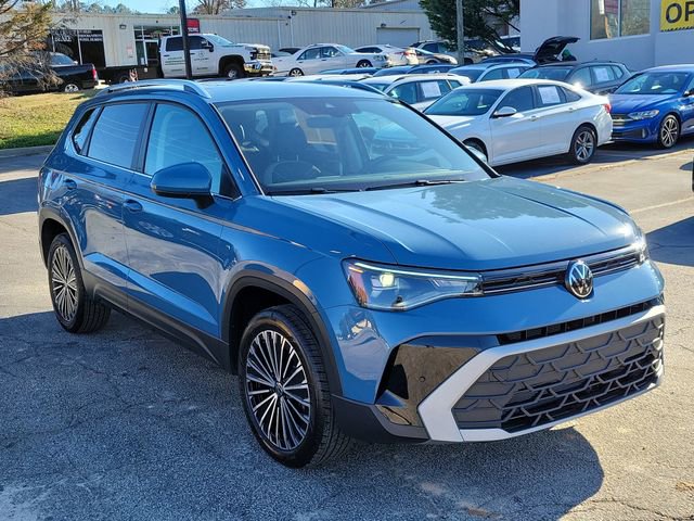 Certified 2025 Volkswagen Taos SE image 3