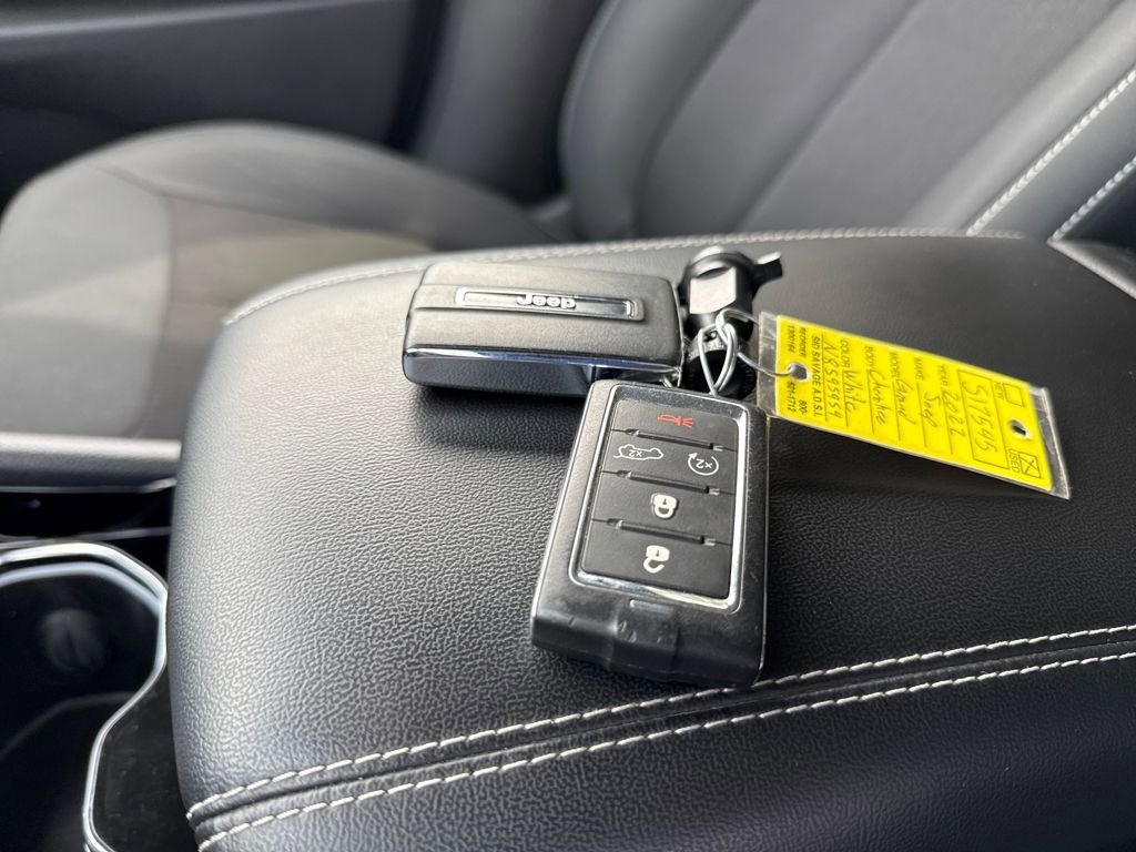 Used 2022 Jeep Grand Cherokee Laredo w/ Luxury Tech Group I image 38