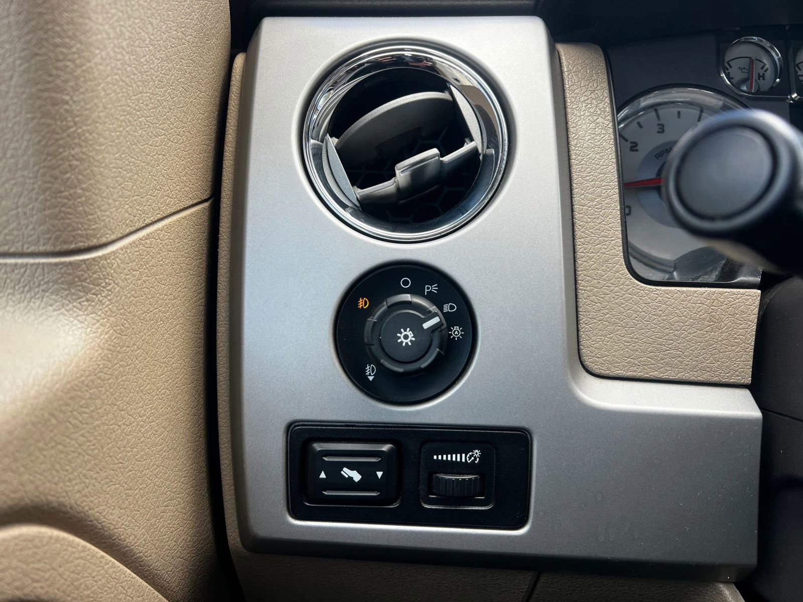 Used 2010 Ford F150 Lariat image 18