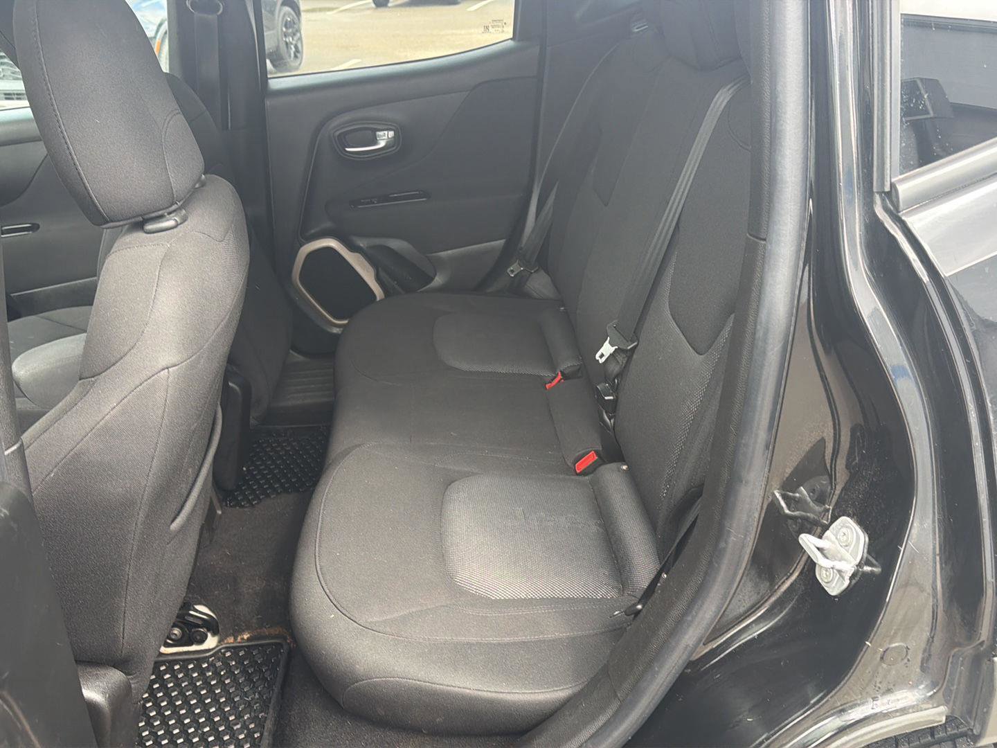 Used 2016 Jeep Renegade Latitude w/ Cold Weather Group image 29