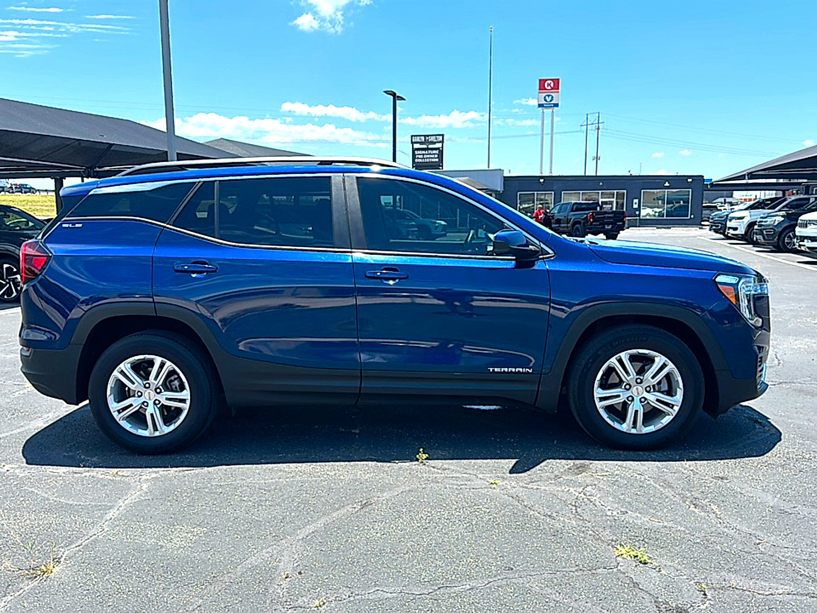 Used 2022 GMC Terrain SLE w/ Driver Convenience Package FWD image 9