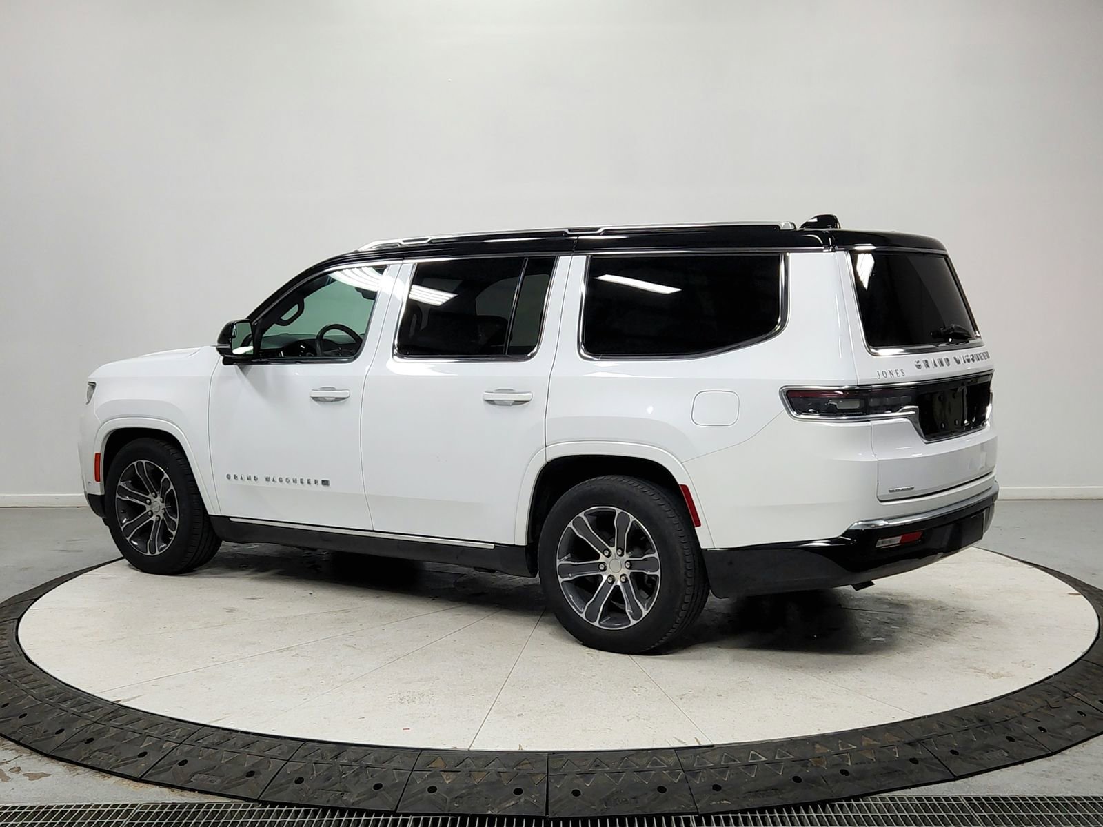 Used 2023 Jeep Grand Wagoneer 4WD image 5