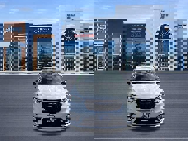 Used 2024 Chrysler Pacifica Touring-L image 9