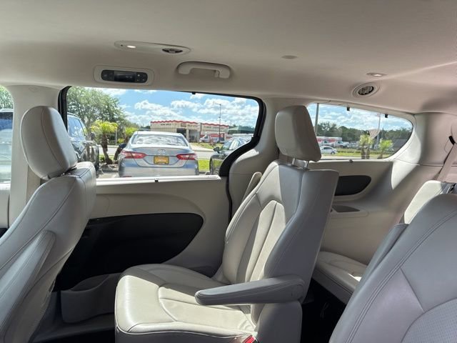 Used 2018 Chrysler Pacifica Touring-L FWD image 19