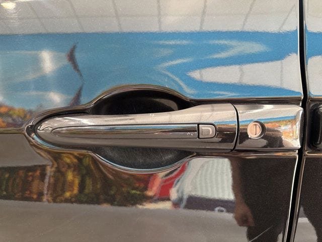 Used 2023 Chrysler Pacifica Touring-L FWD image 16