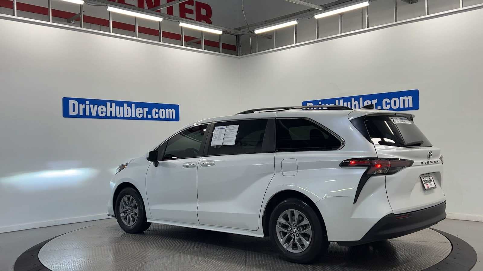 Used 2024 Toyota Sienna XLE FWD image 5