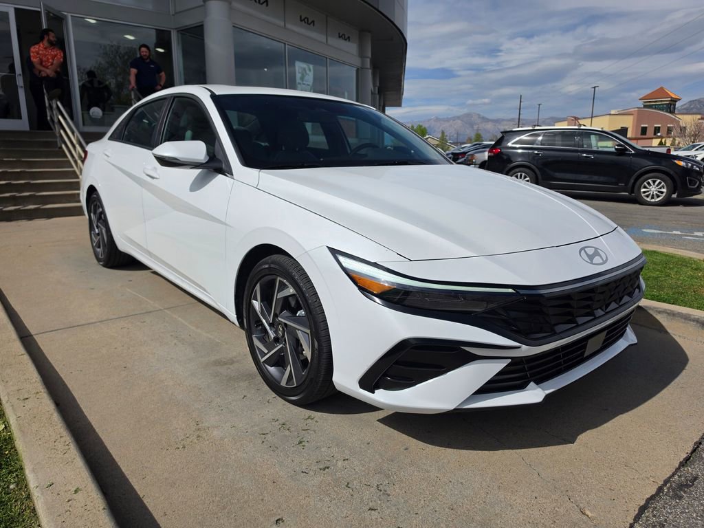 Used 2025 Hyundai Elantra Limited image 3
