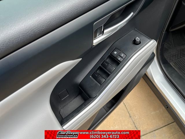 Used 2022 Toyota Highlander XLE AWD/4WD image 12