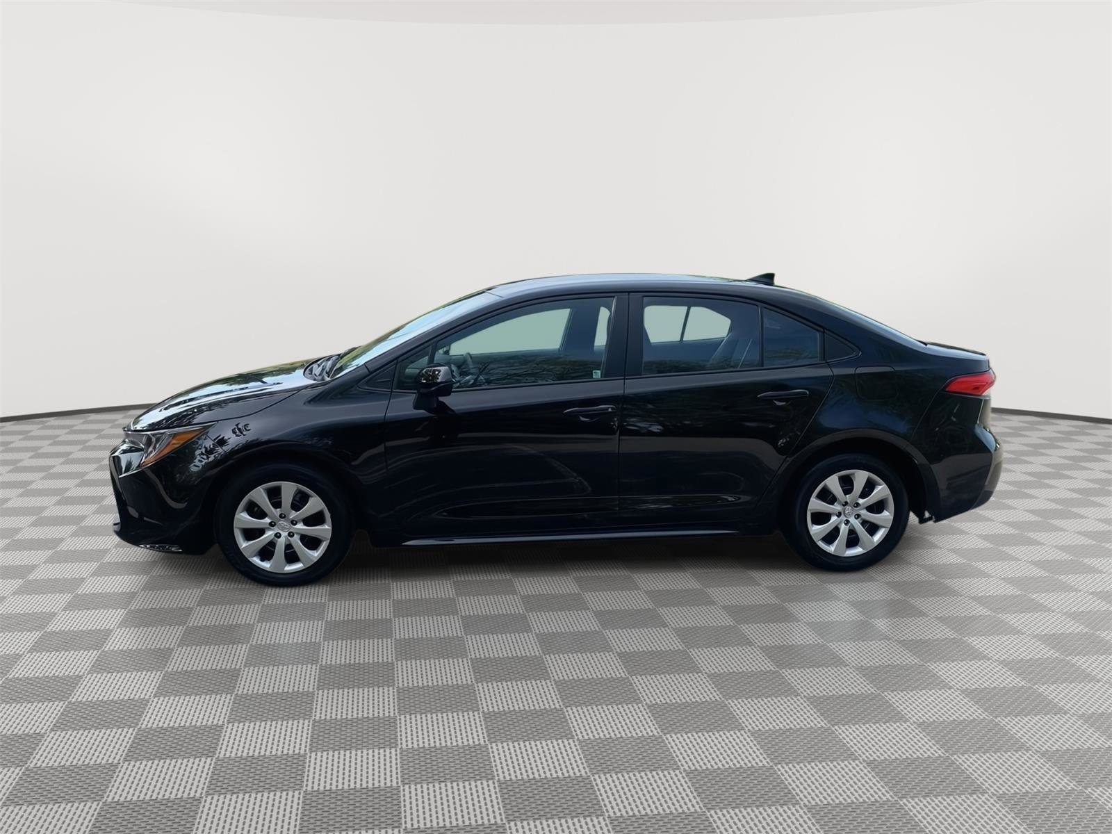 Used 2025 Toyota Corolla LE FWD image 2
