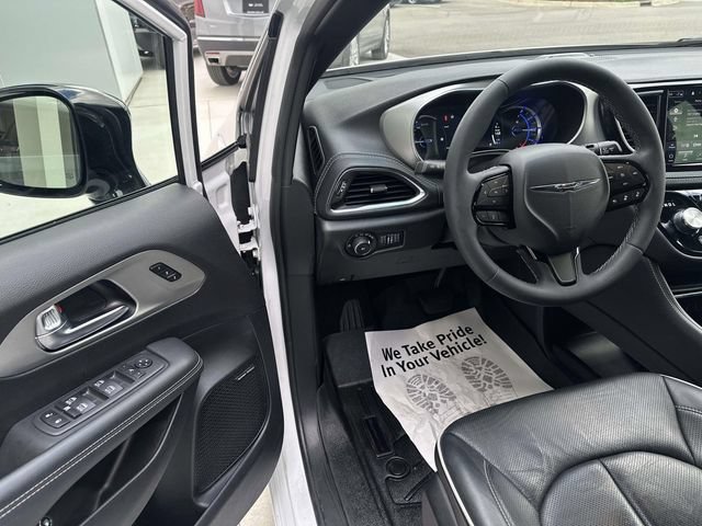 Used 2023 Chrysler Pacifica Limited w/ Uconnect Theater Family Group FWD image 44