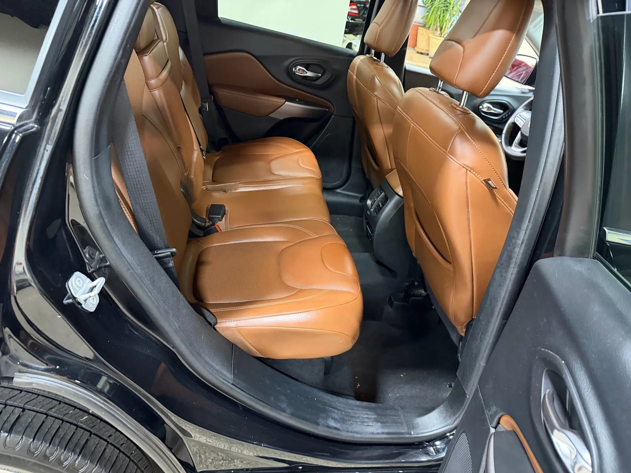 Used 2019 Jeep Cherokee Overland w/ Technology Group image 35