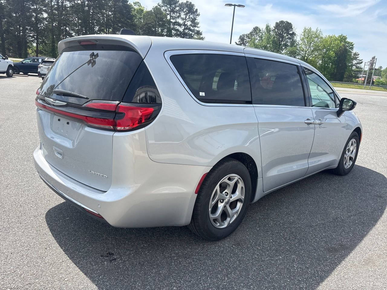 Used 2024 Chrysler Pacifica Limited image 8