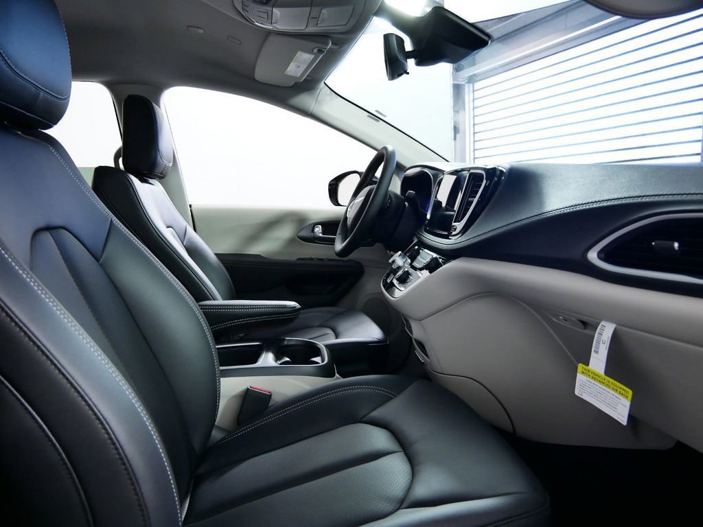 New 2024 Chrysler Pacifica Touring-L image 22