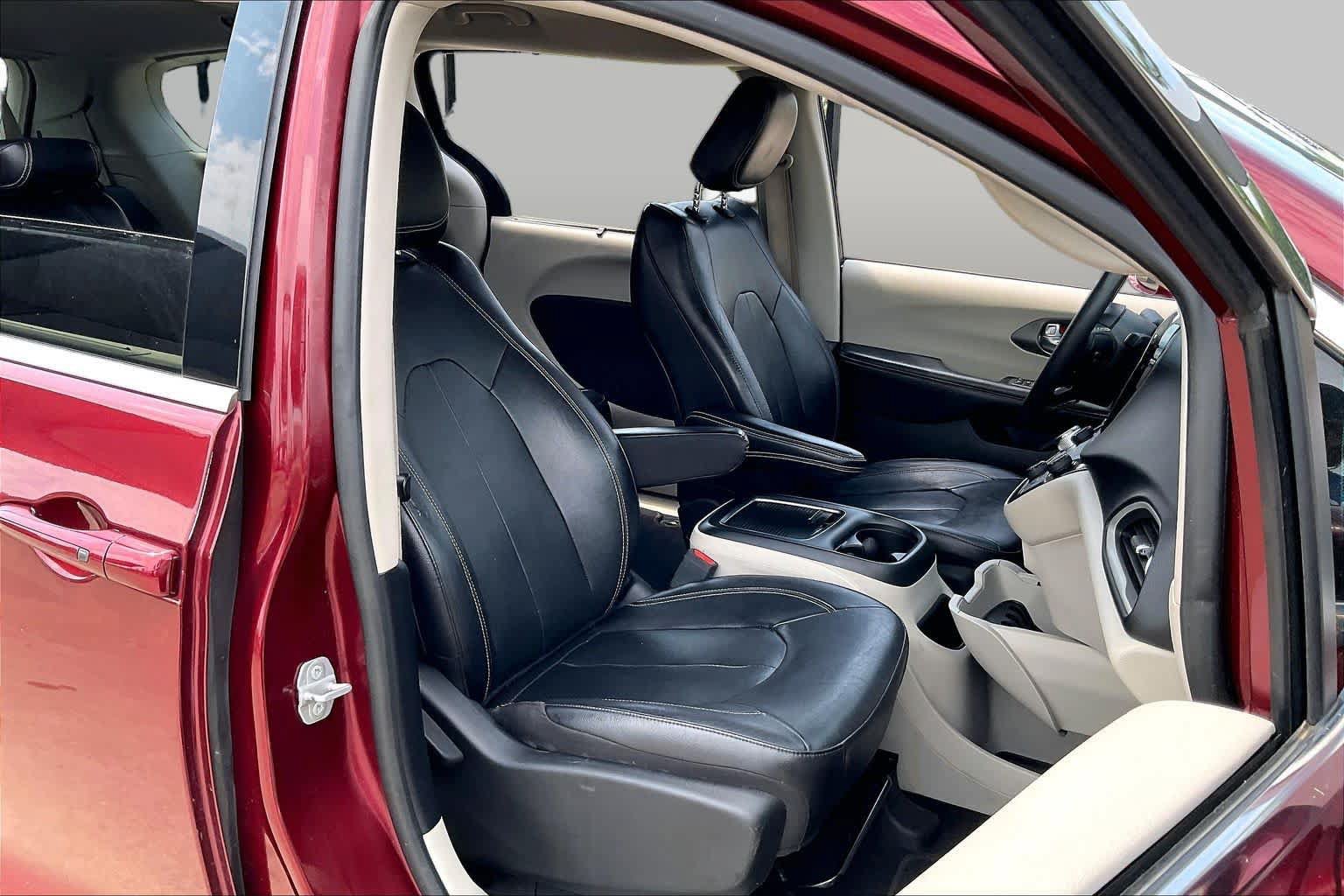 Used 2022 Chrysler Pacifica Touring-L FWD image 9