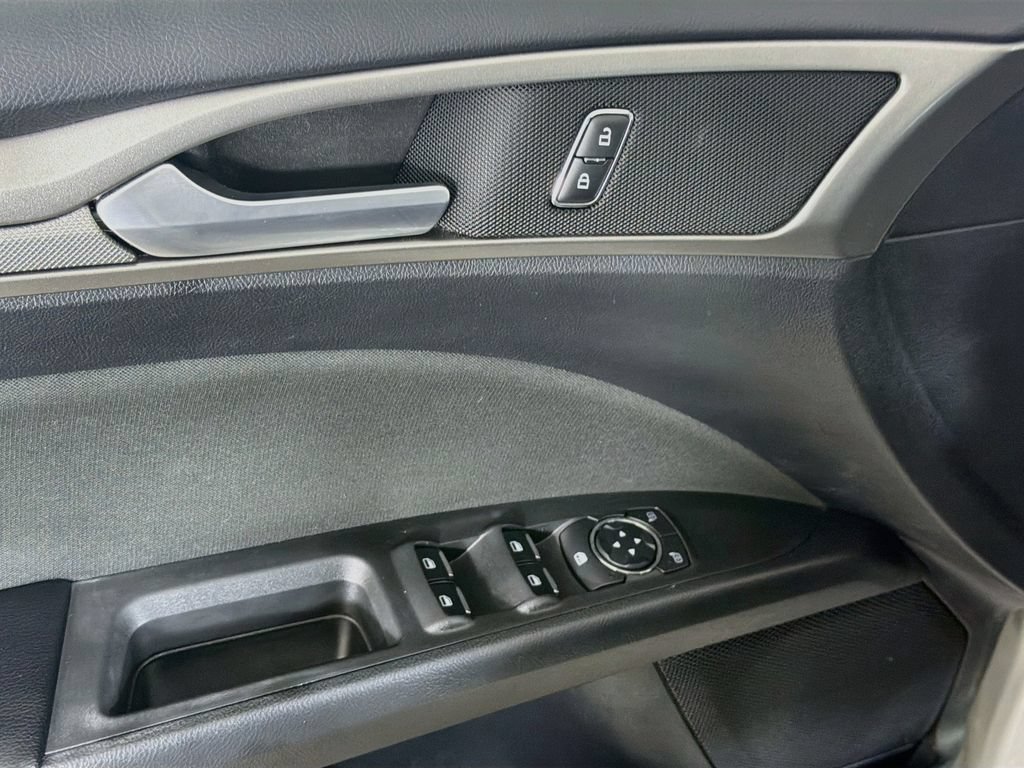 Used 2019 Ford Fusion SE AWD/4WD image 18