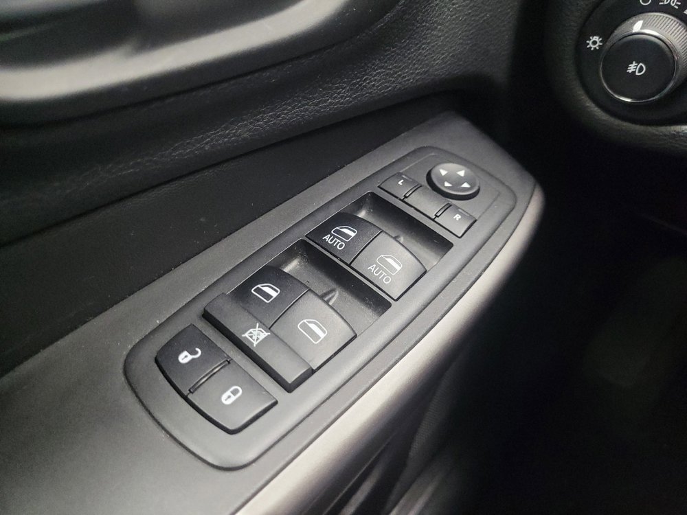 Used 2019 Jeep Cherokee Latitude Plus w/ Cold Weather Group AWD/4WD image 27