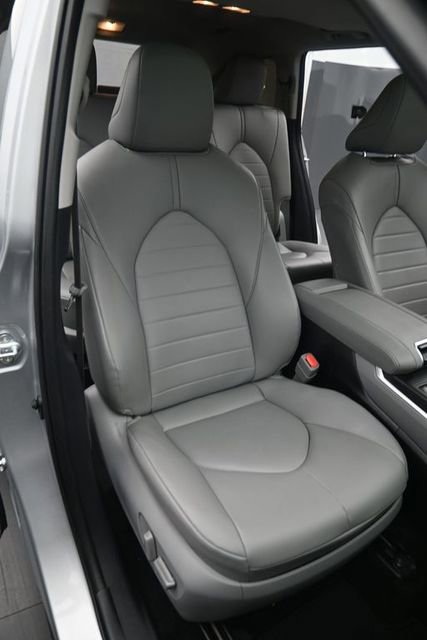Used 2024 Toyota Highlander XLE FWD image 19