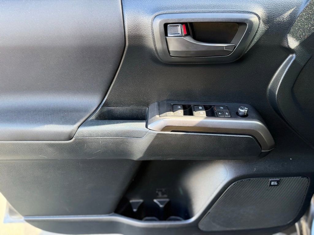 Used 2016 Toyota Tacoma TRD Off-Road image 15