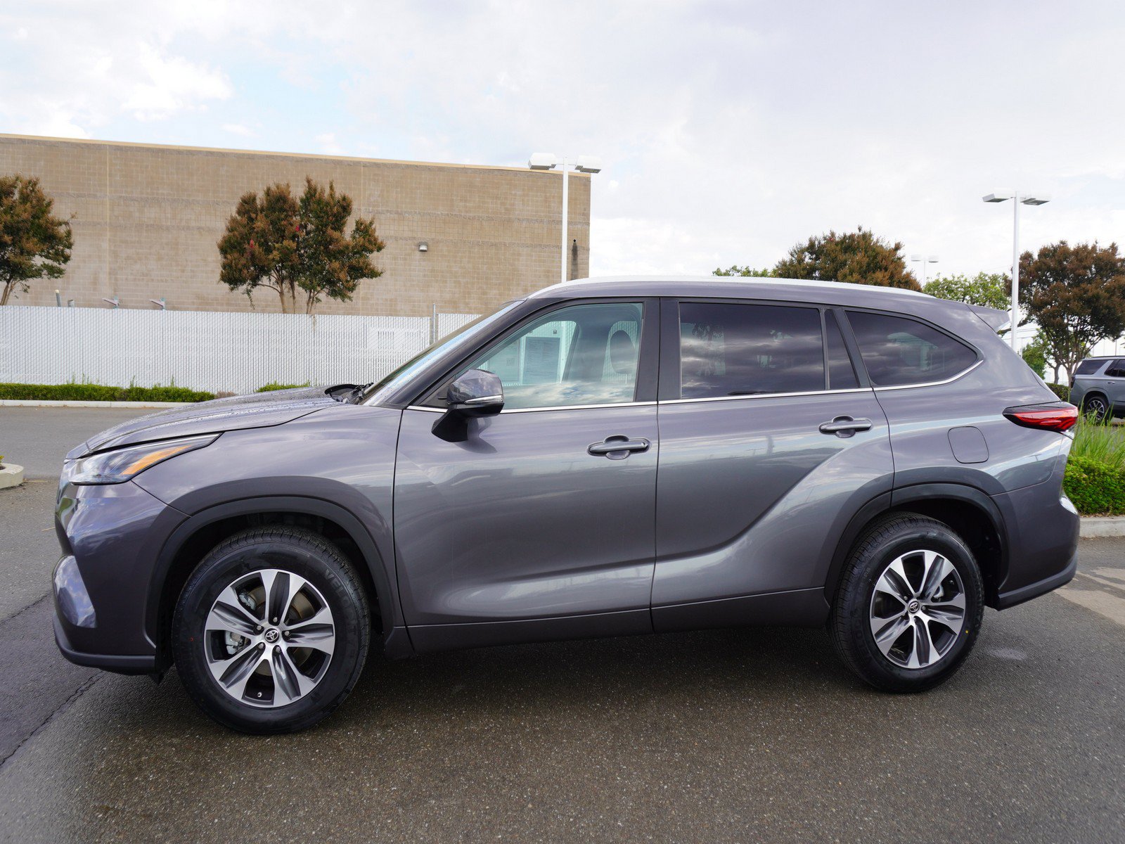 Used 2023 Toyota Highlander XLE FWD image 6