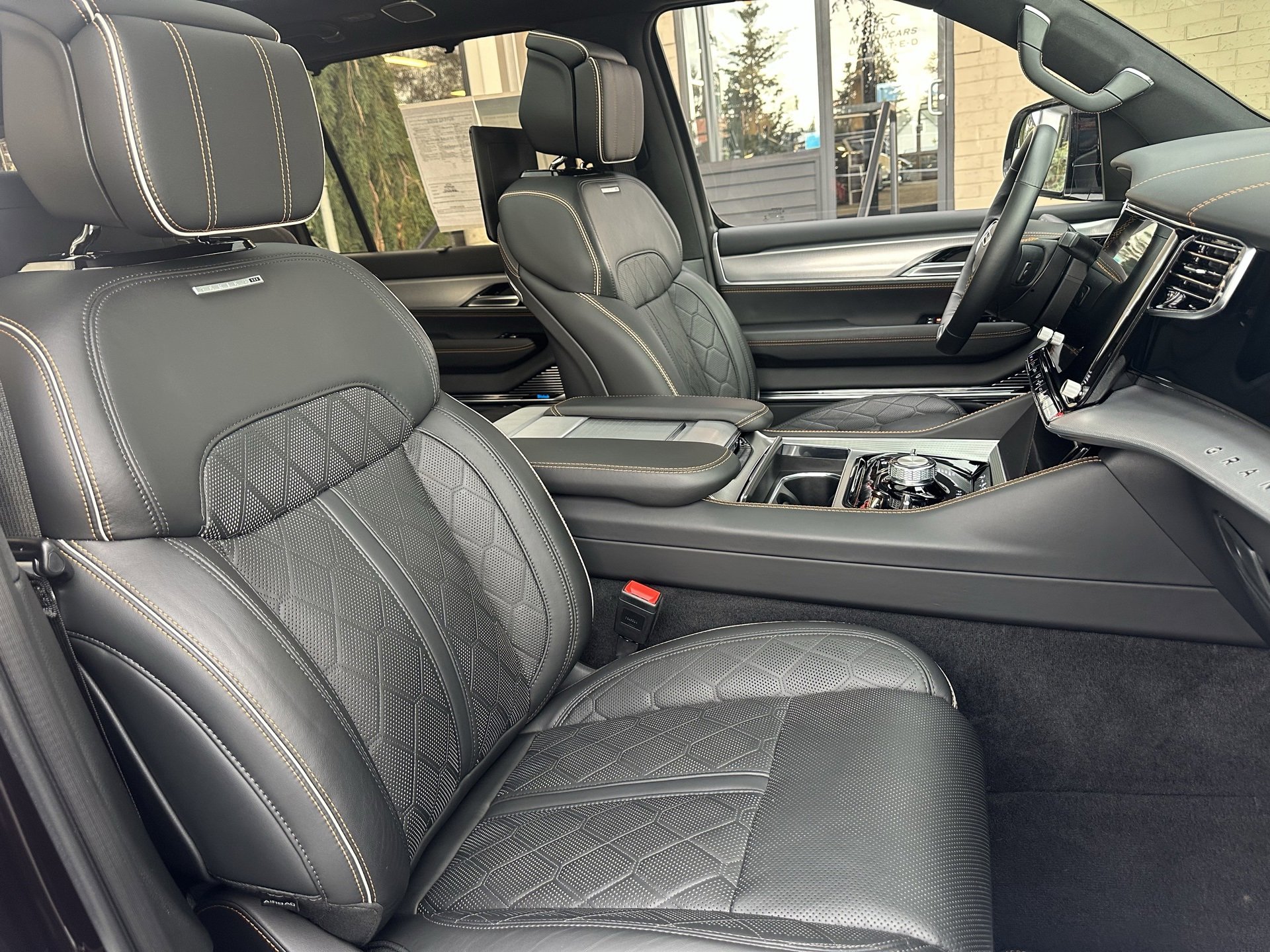 Used 2023 Jeep Grand Wagoneer Series III w/ Rear-Seat Entertainment Group image 31