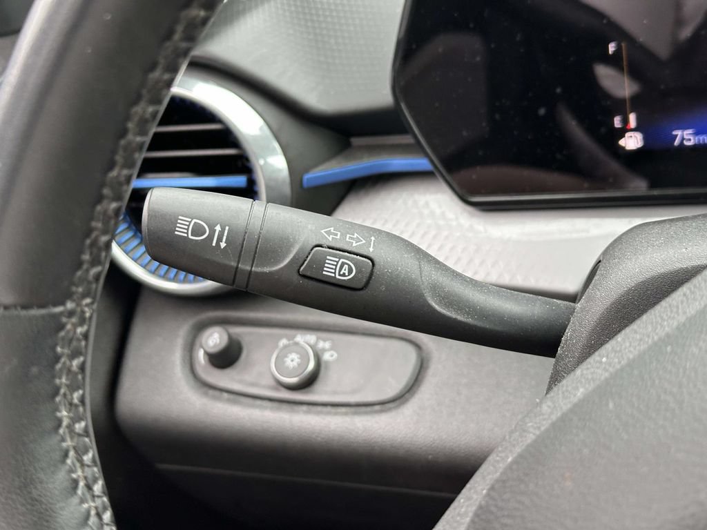 Used 2024 Chevrolet Trax LT w/ Sunroof Package FWD image 21