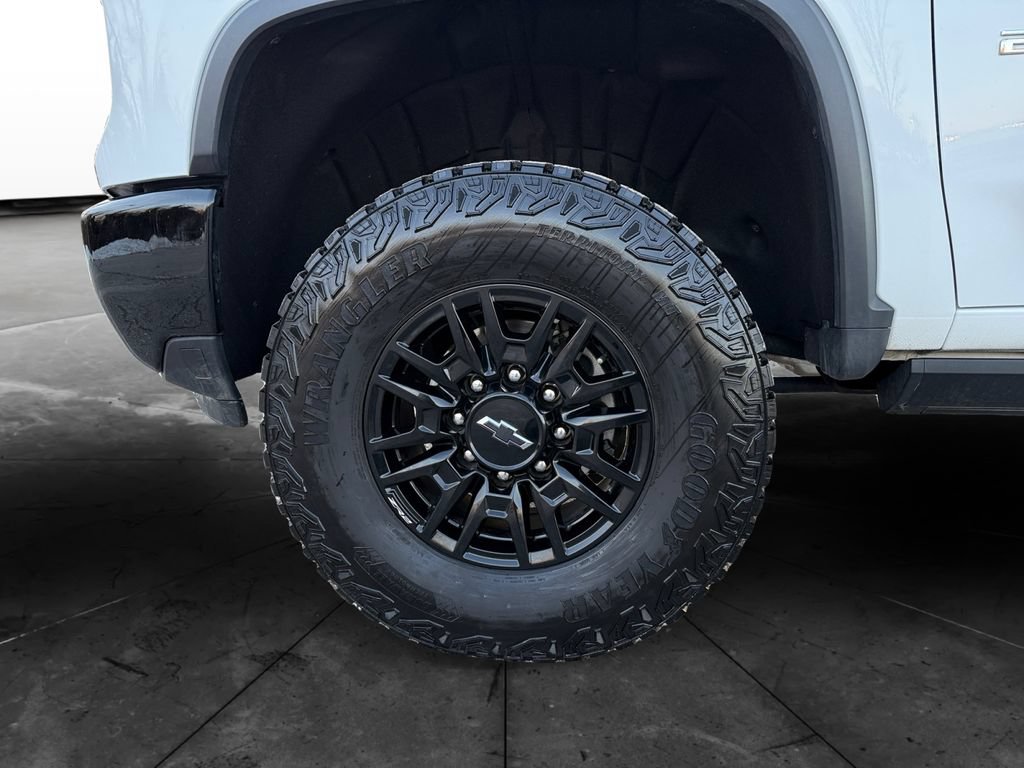 Used 2025 Chevrolet Silverado 2500 ZR2 w/ Technology Package AWD/4WD image 14