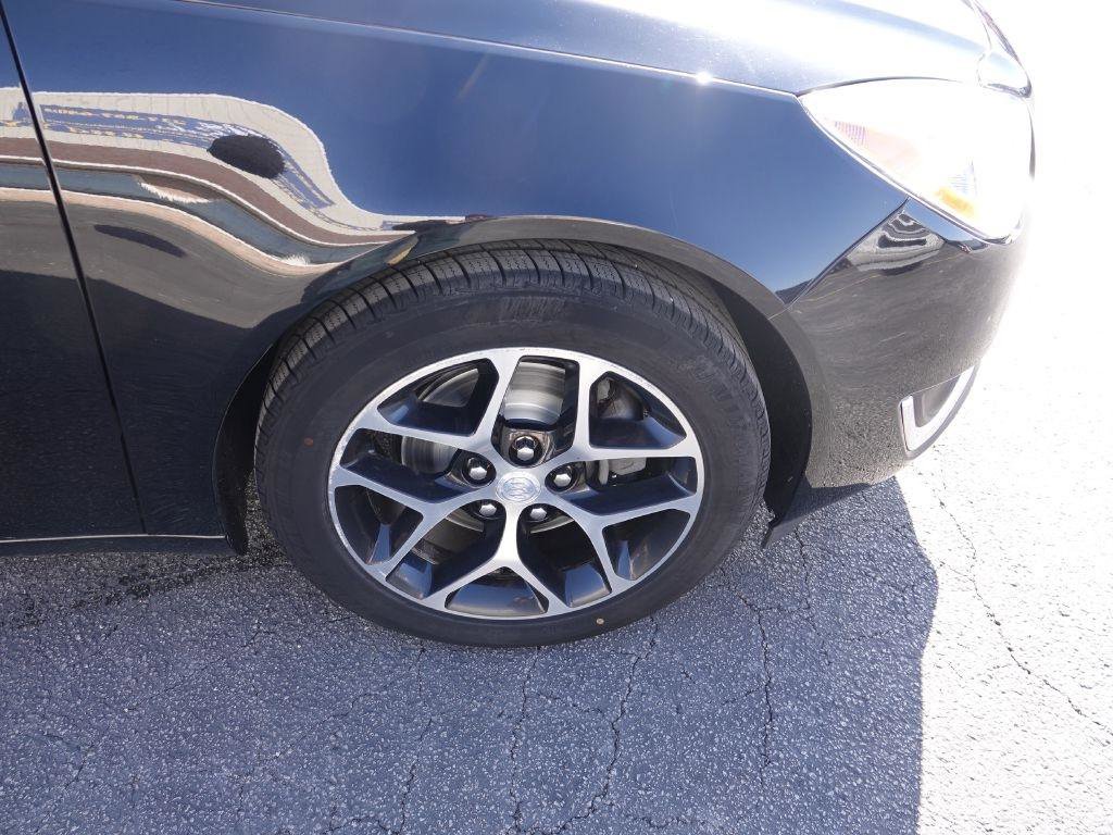 Used 2017 Buick Regal Sport Touring image 9
