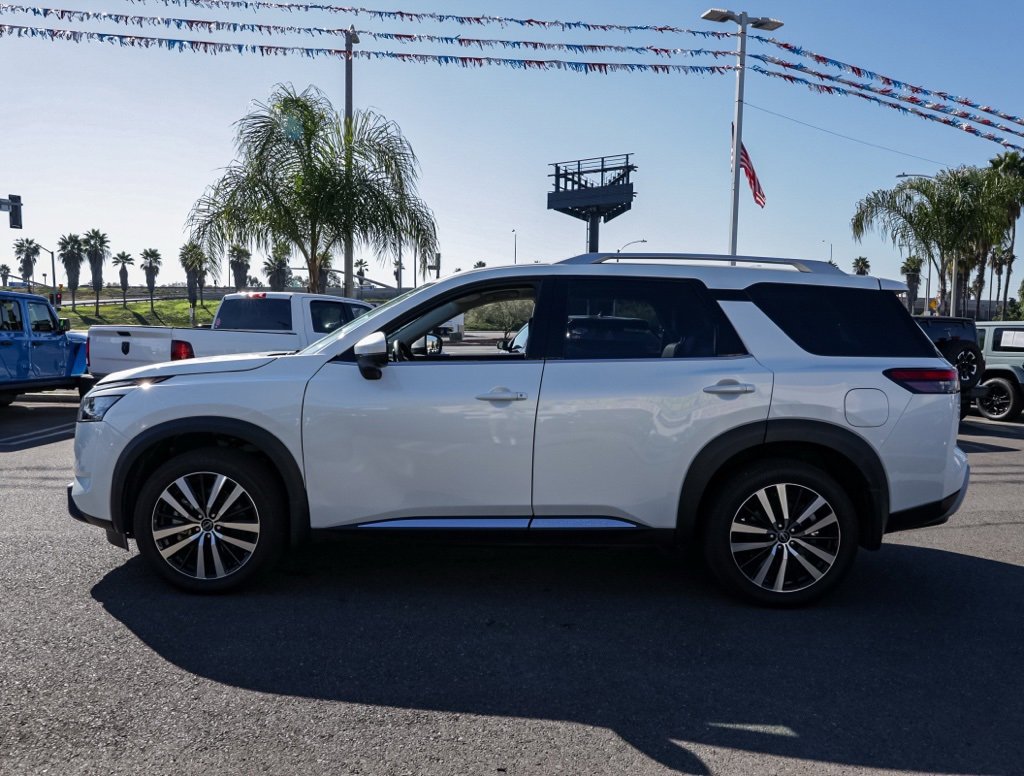 Used 2025 Nissan Pathfinder Platinum w/ Cargo Package image 4