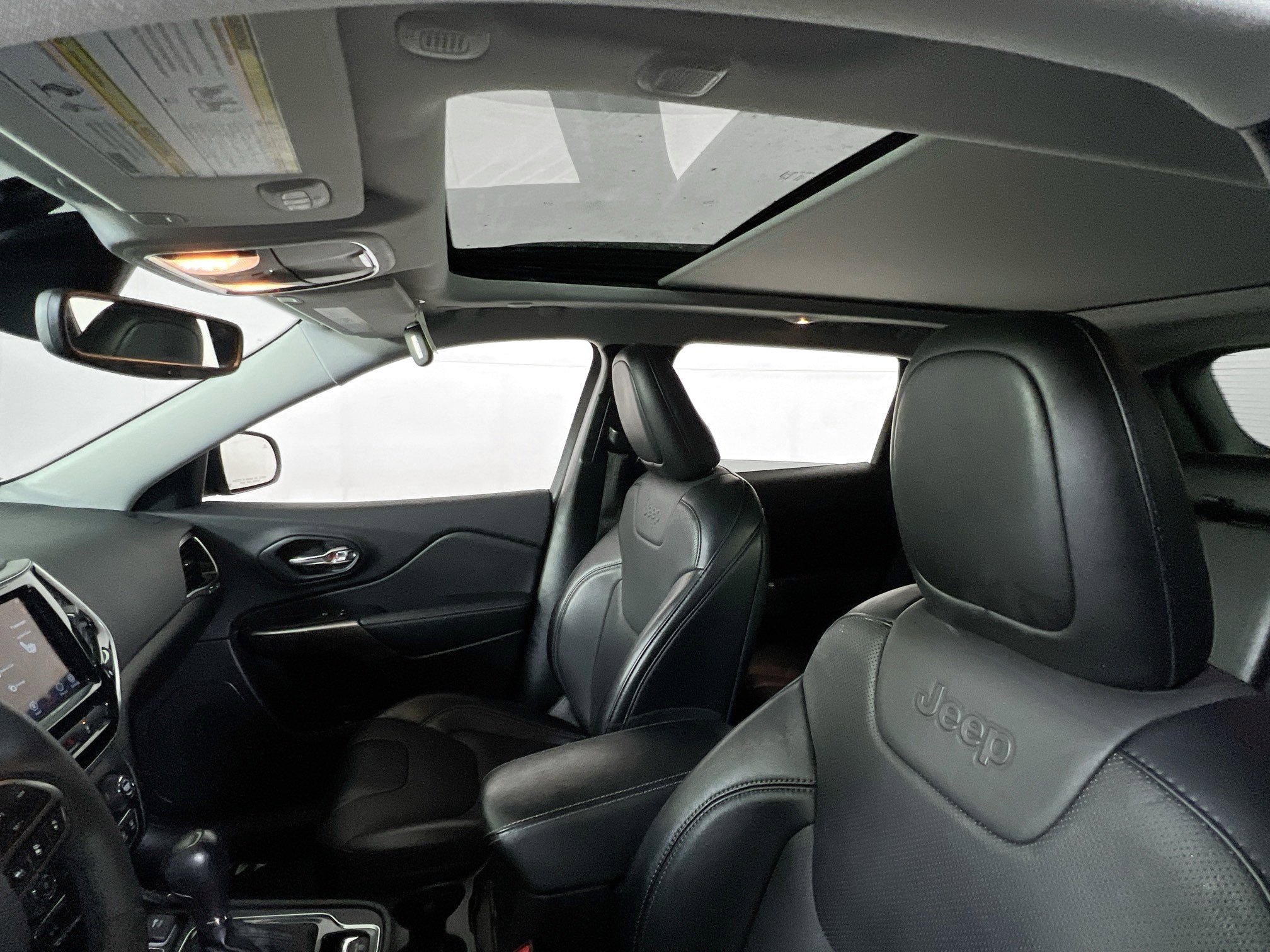 Used 2022 Jeep Cherokee Limited image 21