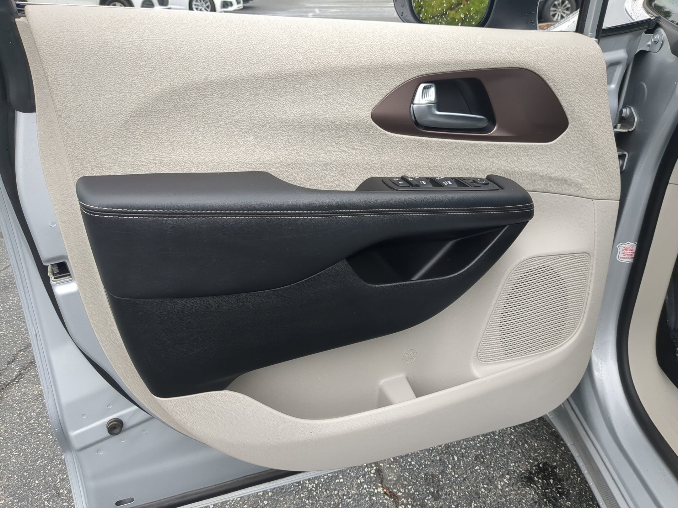 Used 2023 Chrysler Voyager LX FWD image 14