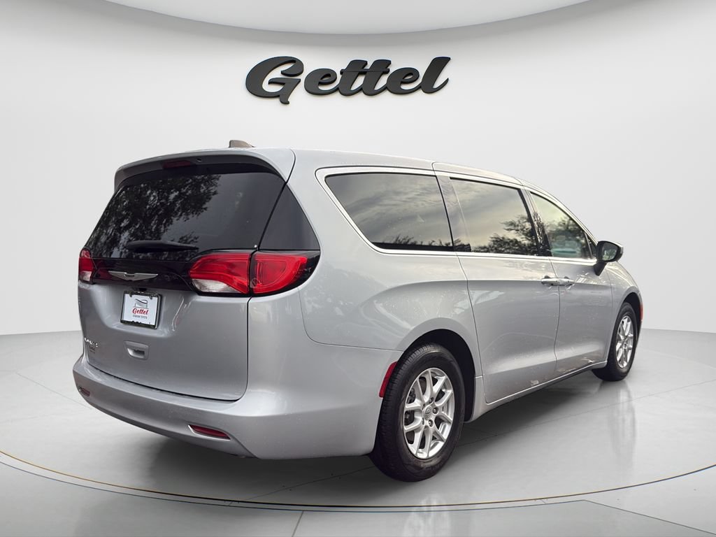 Used 2023 Chrysler Voyager LX FWD image 5