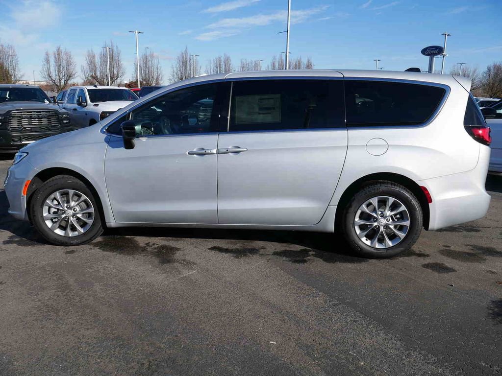 New 2026 Chrysler Pacifica Select image 16