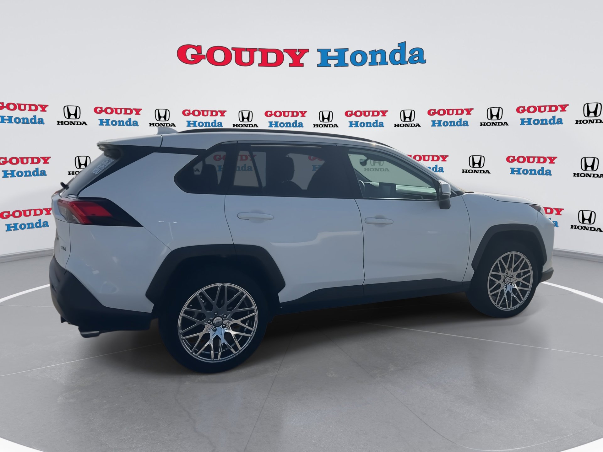 Used 2020 Toyota RAV4 XLE image 9