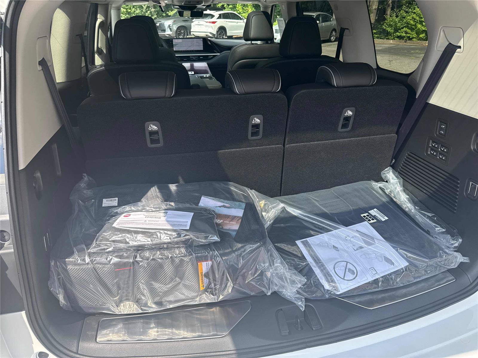 New 2027 INFINITI QX80 Luxe w/ Cargo Package RWD image 32