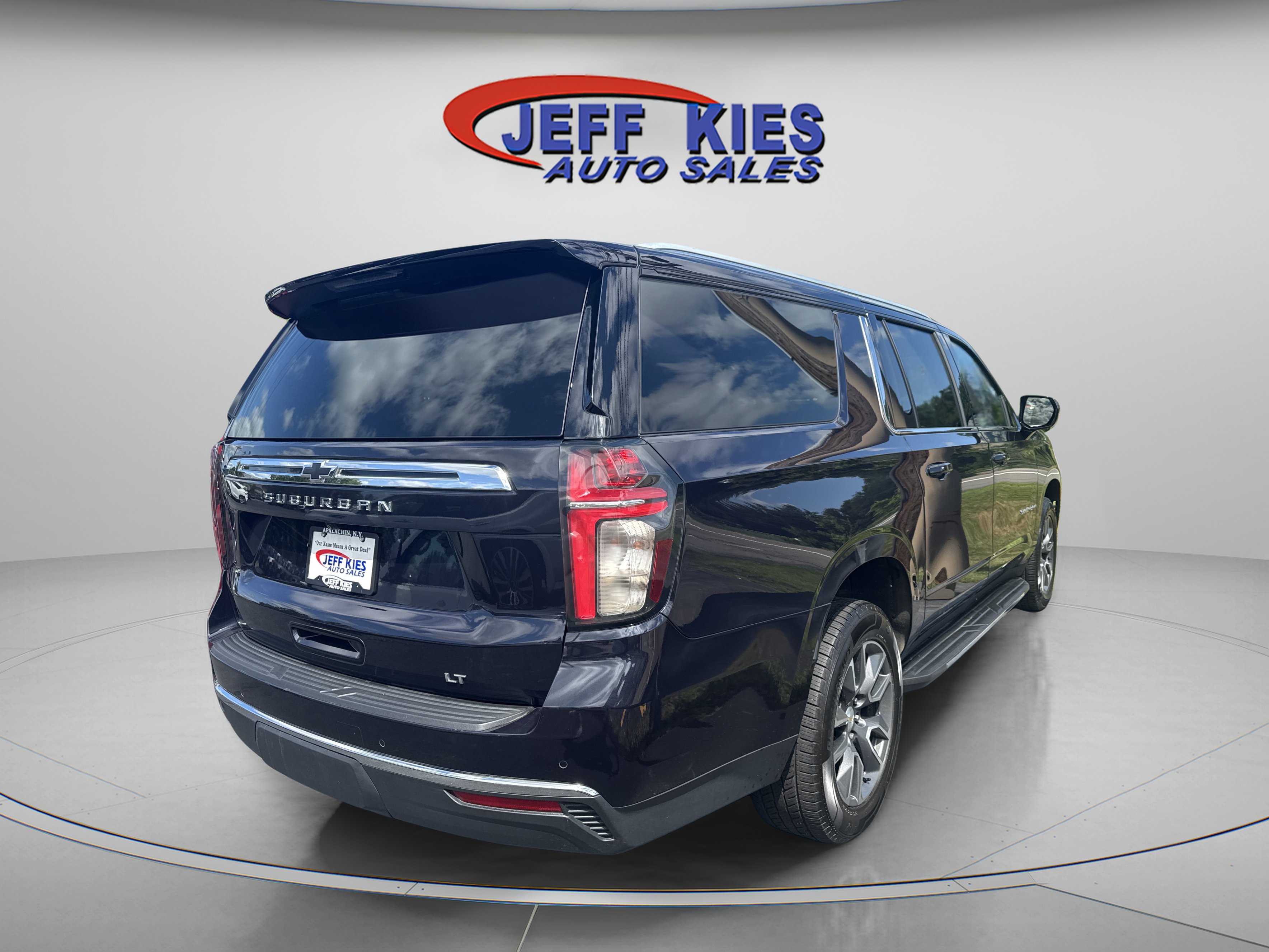 Used 2022 Chevrolet Suburban LT AWD/4WD image 5