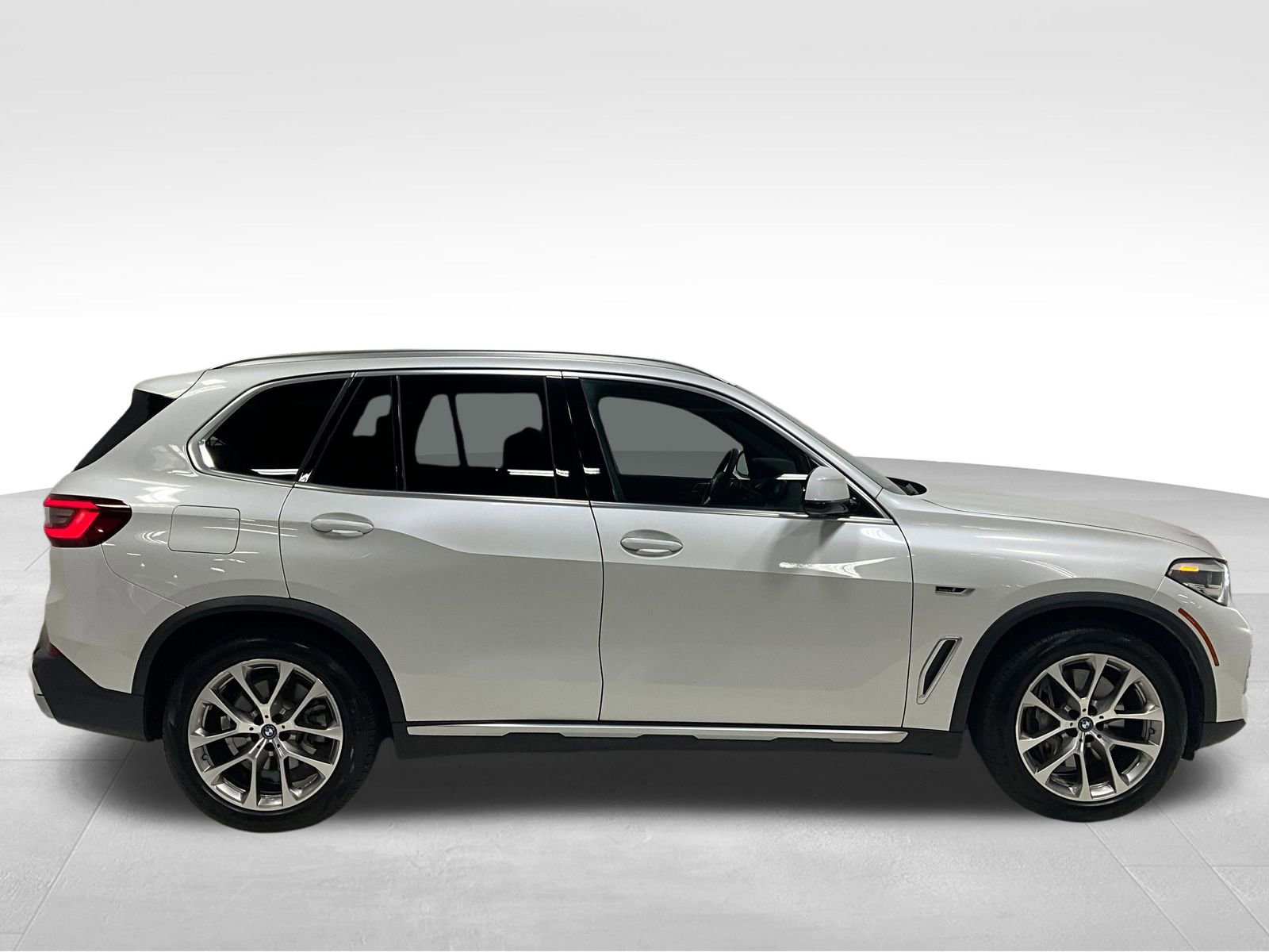 Used 2023 BMW X5 xDrive45e w/ Luxury Seating Package image 3