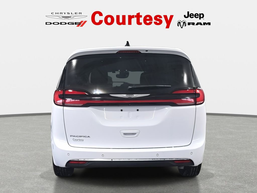 Certified 2024 Chrysler Pacifica Touring image 4