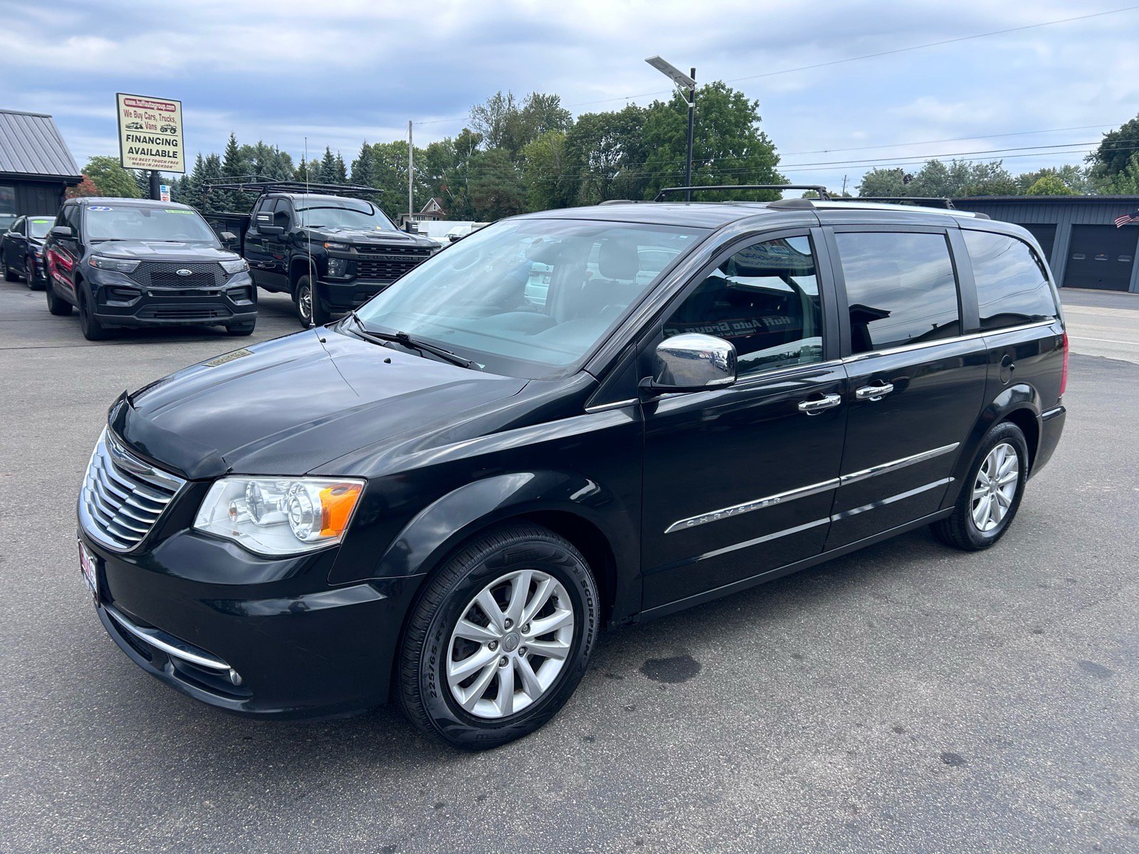 Used 2016 Chrysler Town & Country Limited Platinum FWD image 4