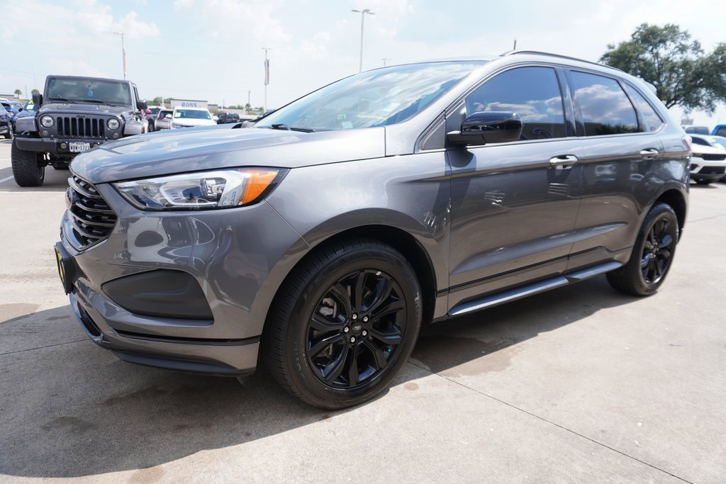 Used 2024 Ford Edge SE w/ Black Appearance Package image 3