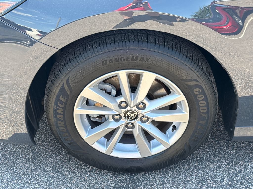 Used 2025 Toyota Camry LE AWD/4WD image 40