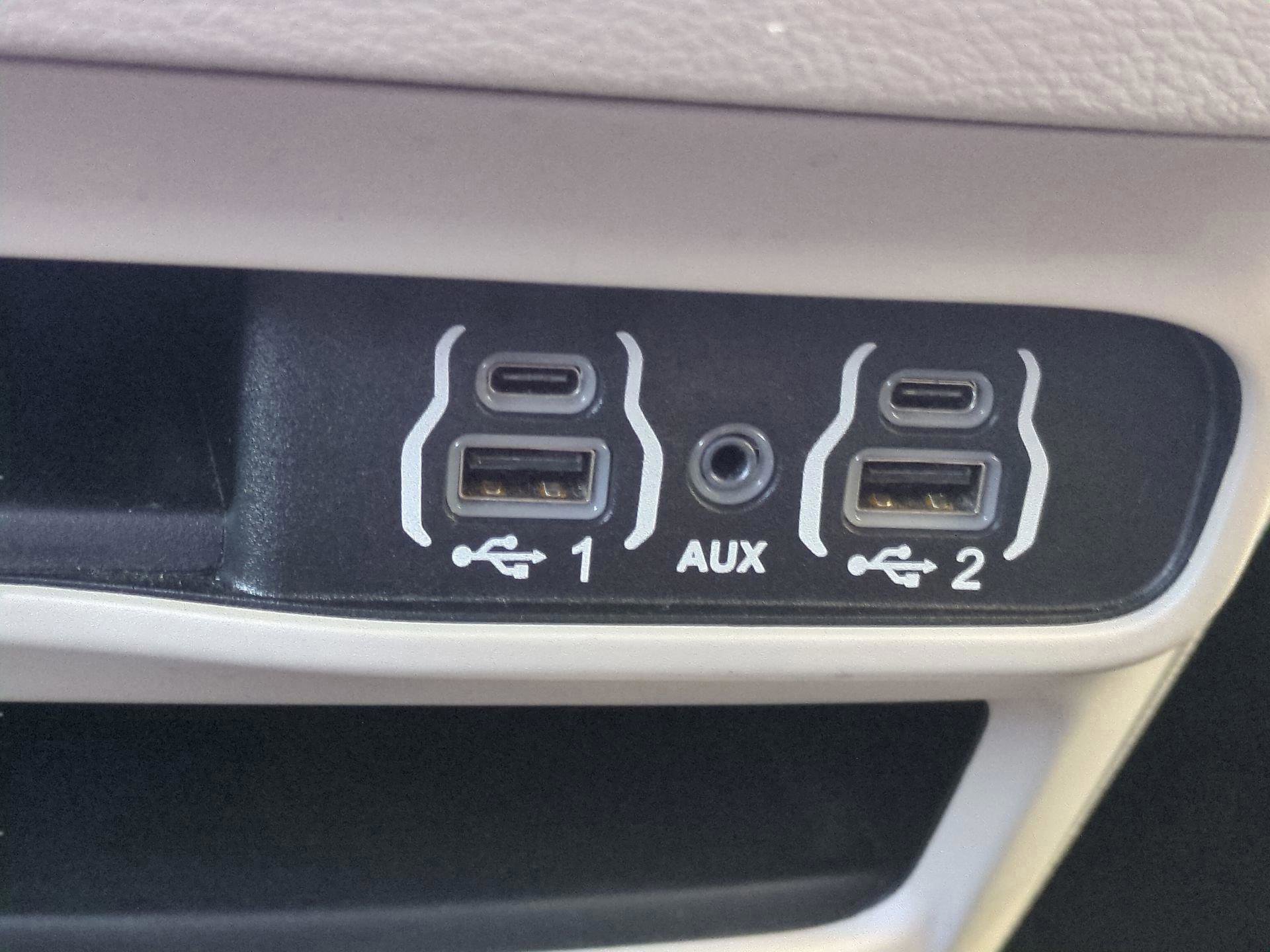 Used 2023 Chrysler Voyager LX image 21