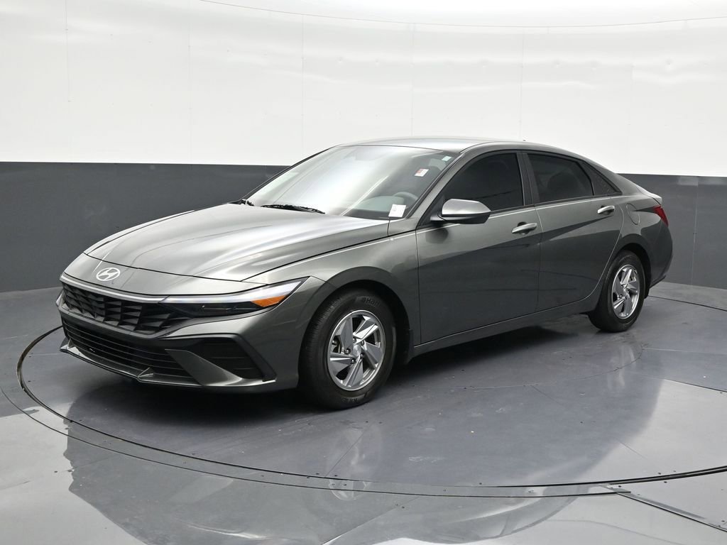 Used 2024 Hyundai Elantra SE image 2