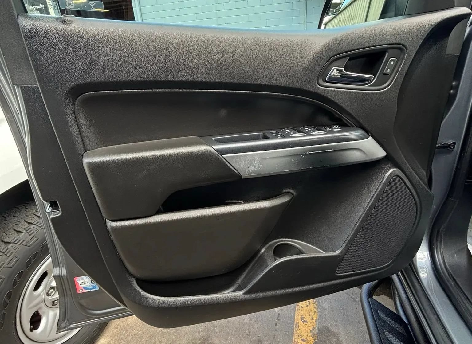 Used 2021 Chevrolet Colorado LT w/ Safety Package RWD image 17