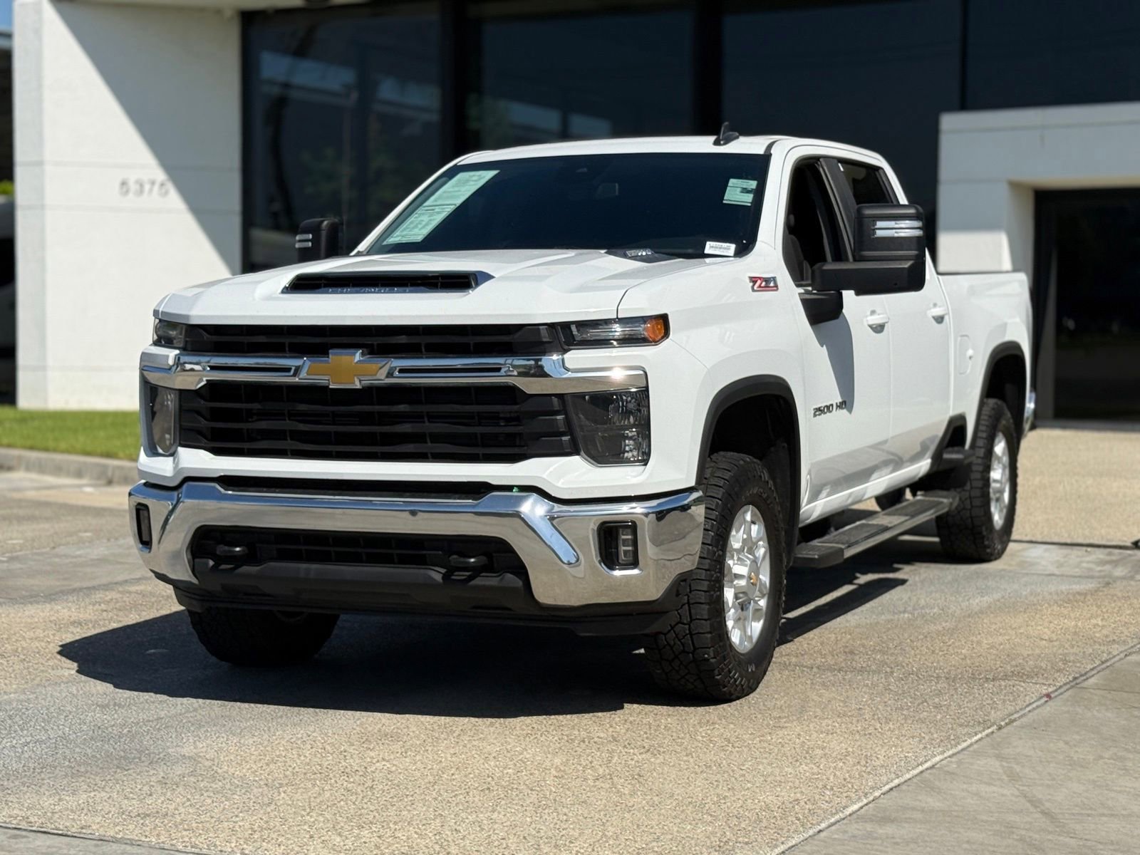 Used 2024 Chevrolet Silverado 2500 LT AWD/4WD image 2
