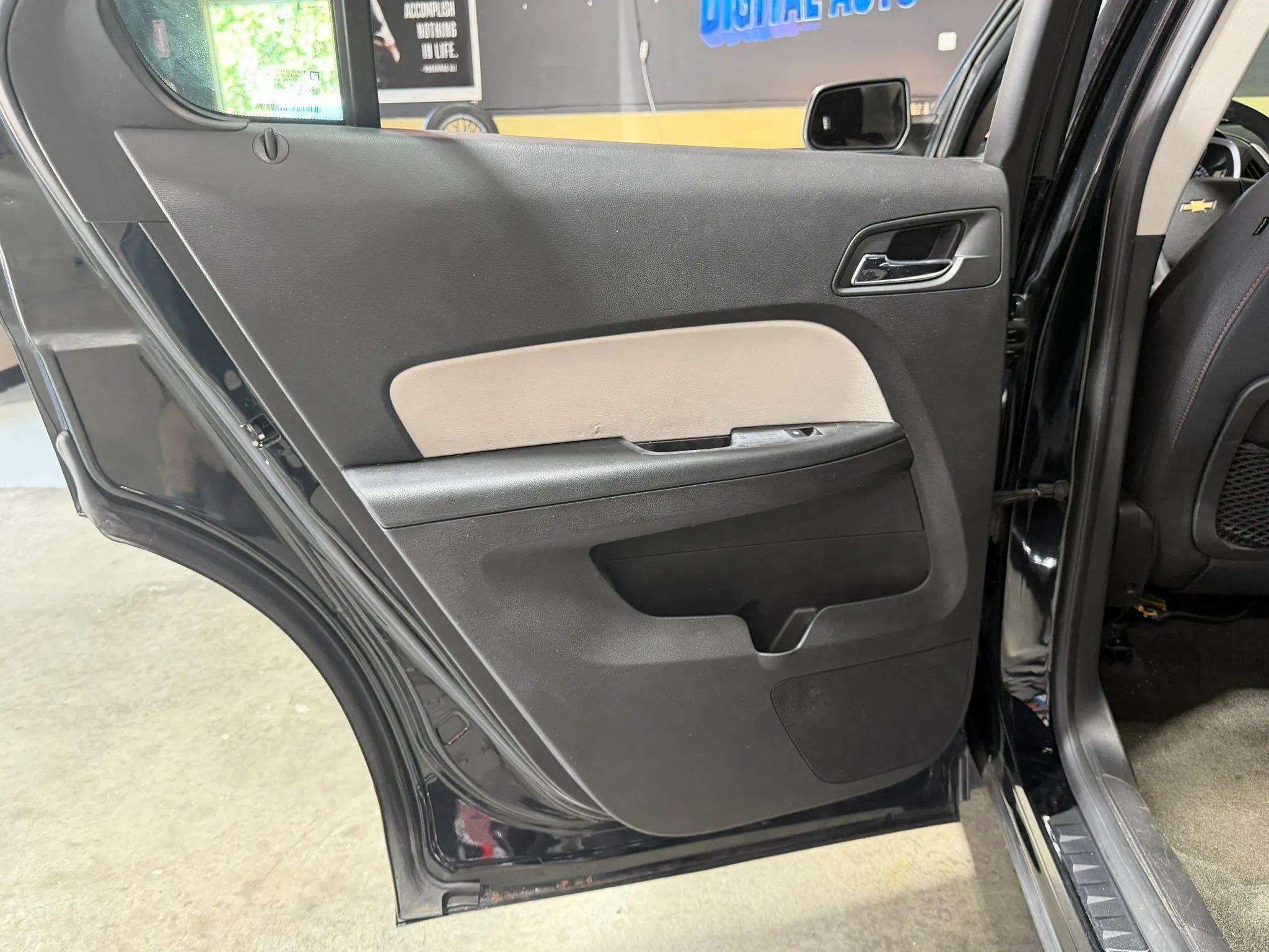 Used 2011 Chevrolet Equinox LS AWD/4WD image 17