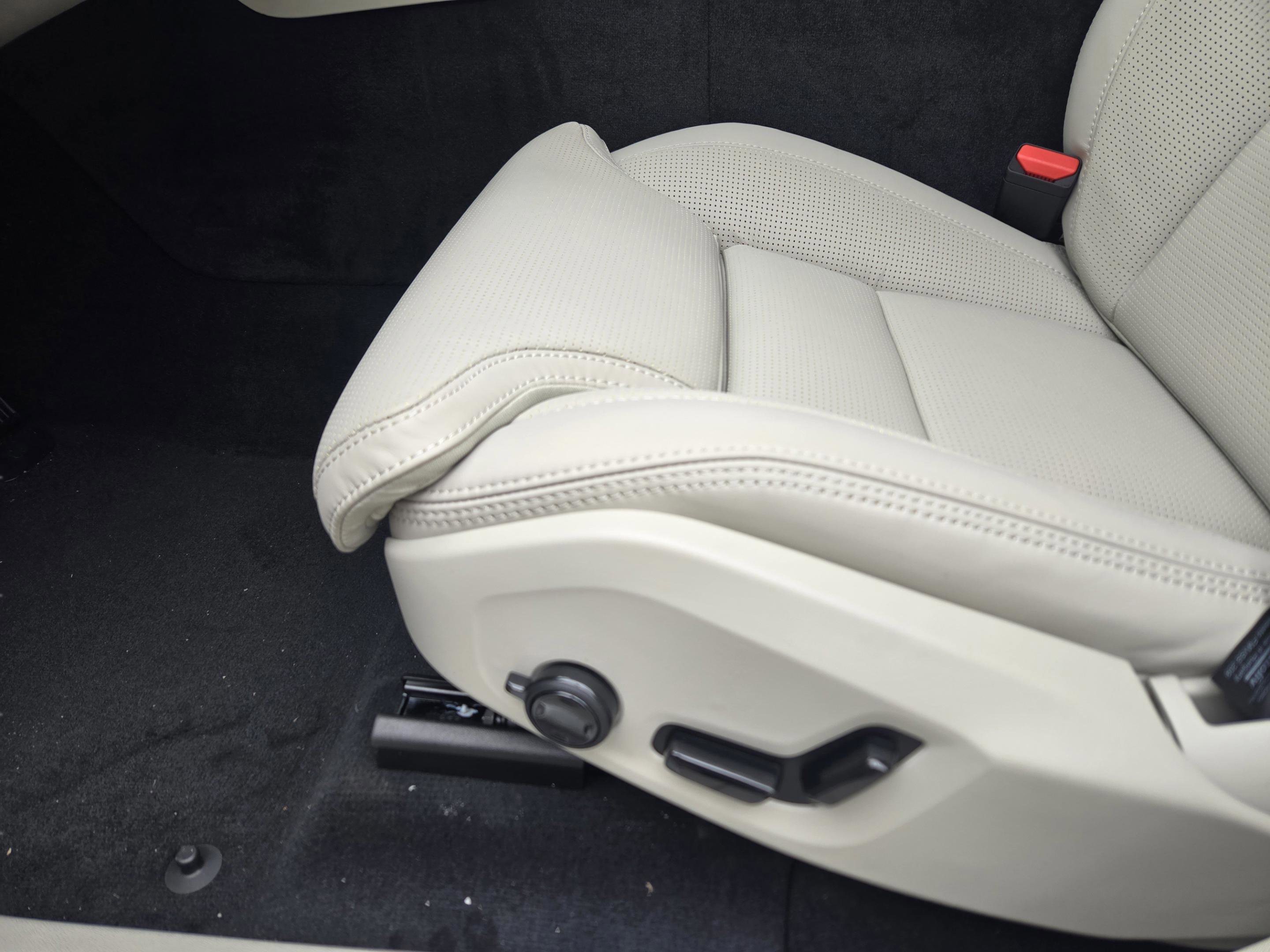 New 2026 Volvo XC60 B5 Ultra w/ Protection Package Premier AWD/4WD image 19